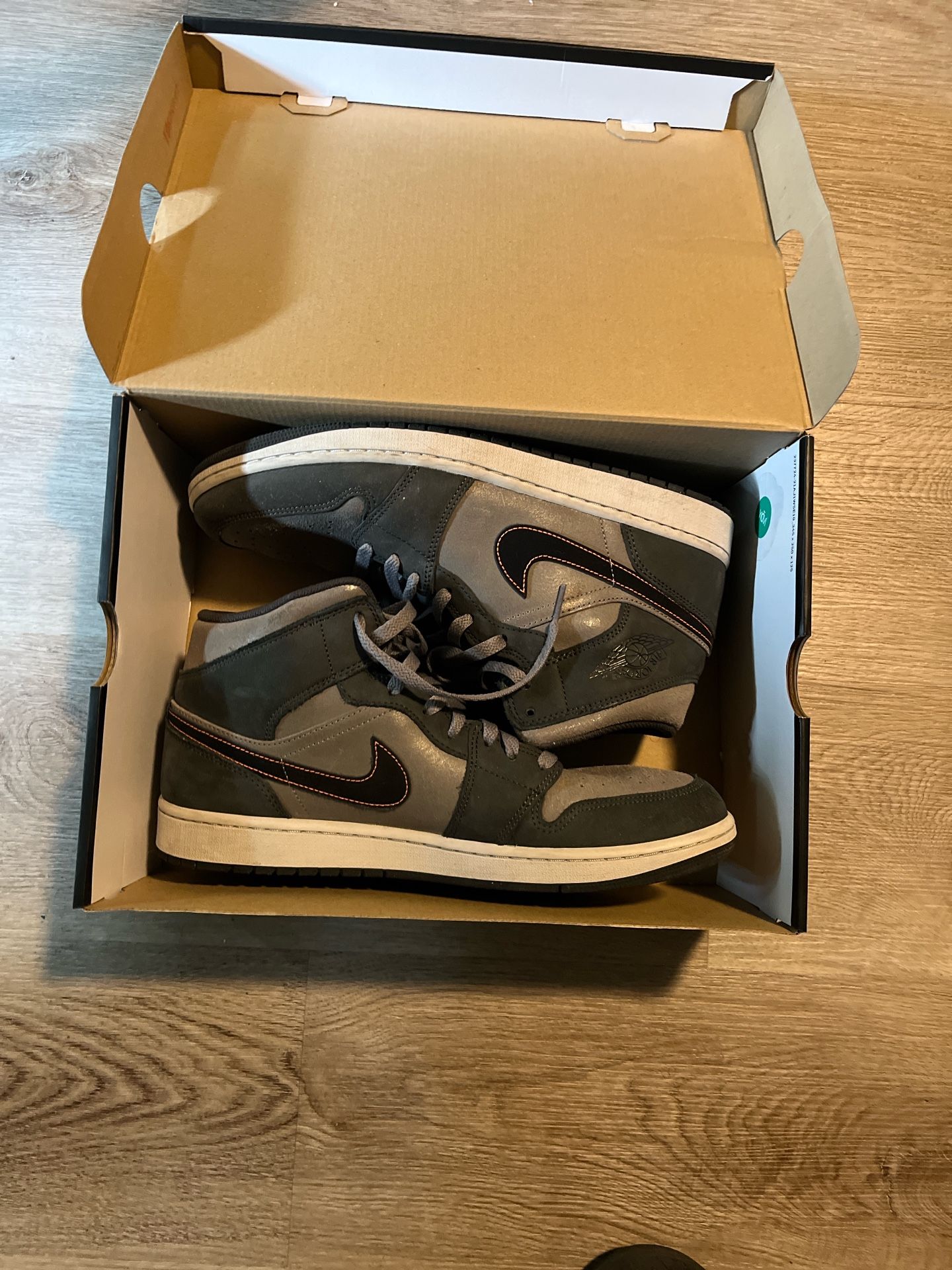 Air Jordan 1 MID SE