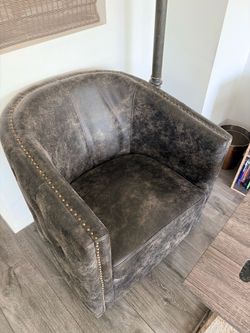 Swivel lounge seat