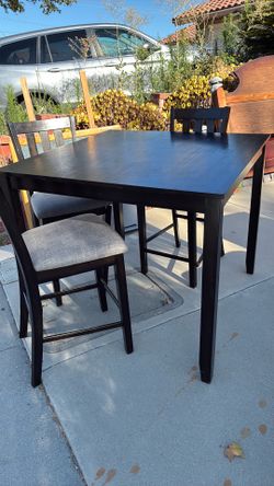 Table with 4 chairs