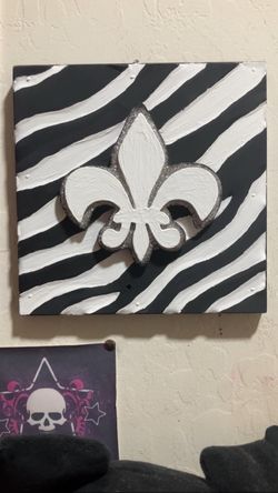 $8 NOT FOR FREE y2k wooden fleur de lis zebra print plaque