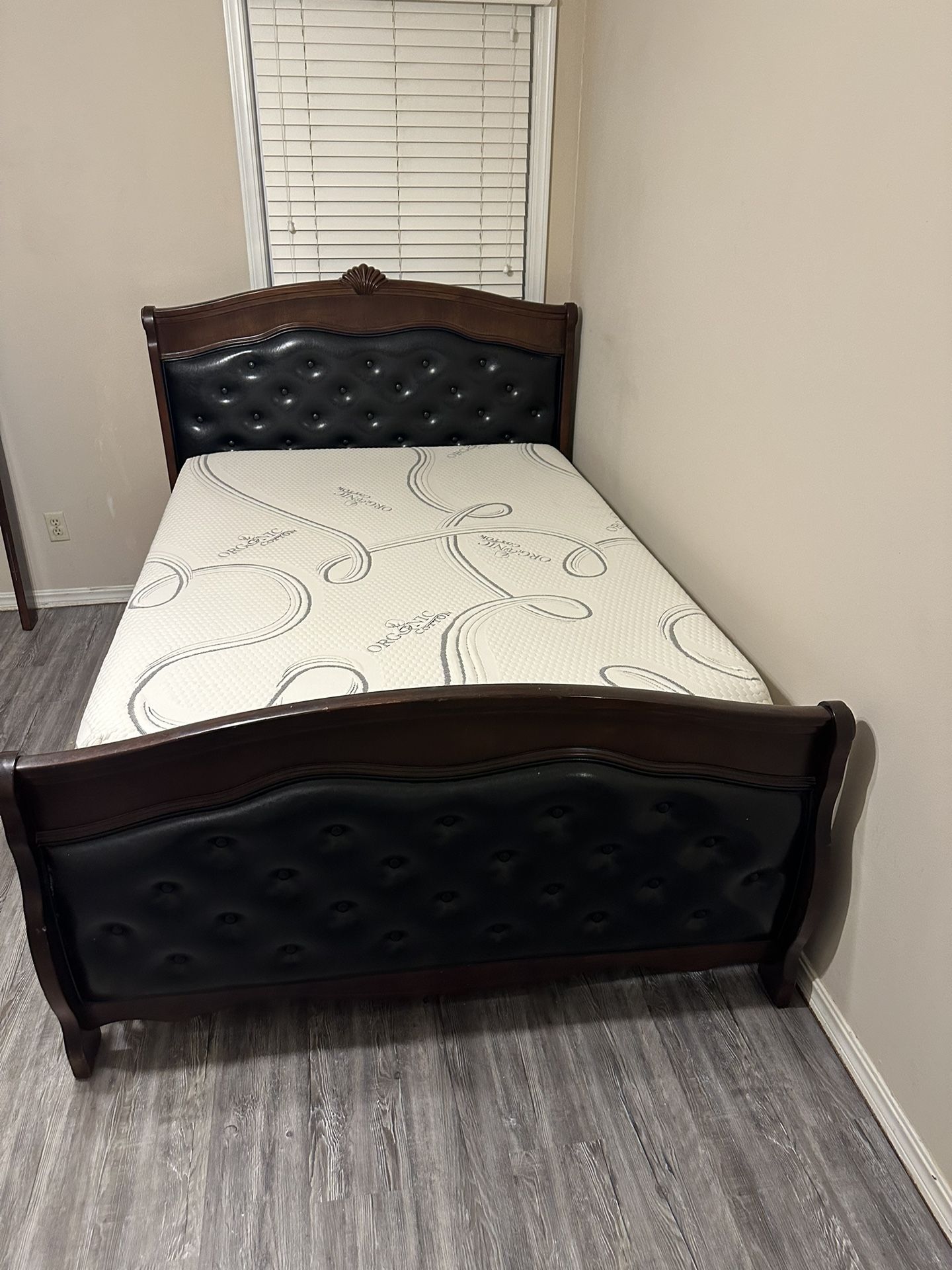 Queen bed / Mattress