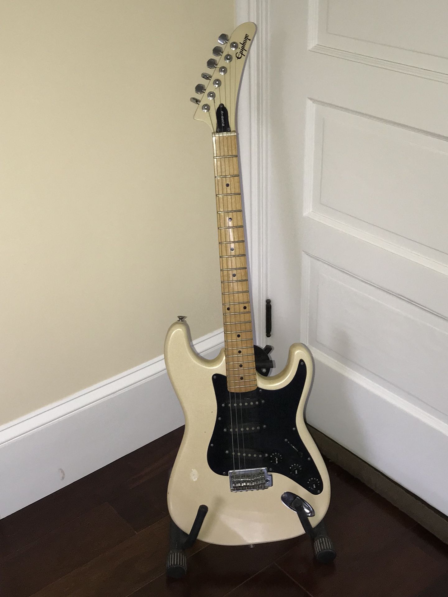 Vintage Gibson Epiphone Strat Stratocaster. Pearl White with Maple Neck and Fingerboard