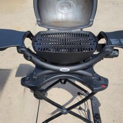 Weber Q1200 Propane Grill With Portable Cart 