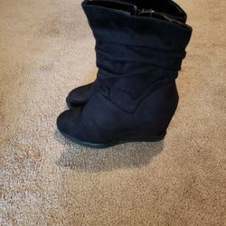 Low Black Boots Good Condtion Size 5 In Half.