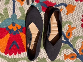 Flat pointy black shoes