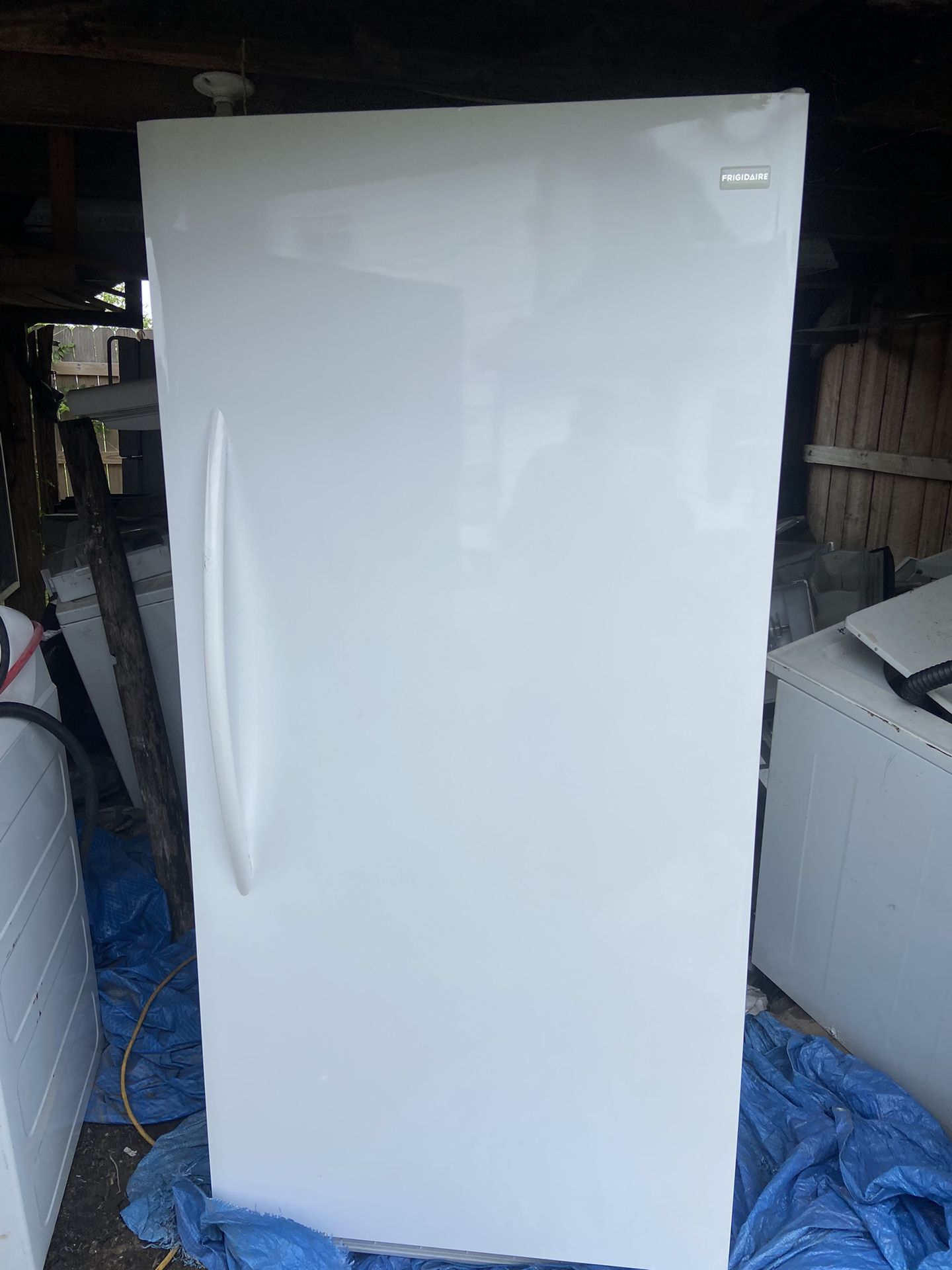 GIGANIC 21 cu ft Frigidaire UPRIGHT FREEZER  ,FANTASTIC CONDITION, ITS NOT TO OLD. RUNS & LOOKS LIKE A BRAND NEW ONE! 