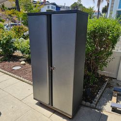Metal Storage Cabinet on wheels, with keys, Good condition