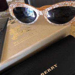 Orig Burberry https://offerup.com/redirect/?o=U3VubnkuTmV3 W/all Accessories 