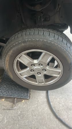 4 matching wheels JEEP GOOD TIRES