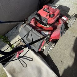 Toro lawn mower been siting for a while and won’t start needs some work payed $500 for it $100OBO