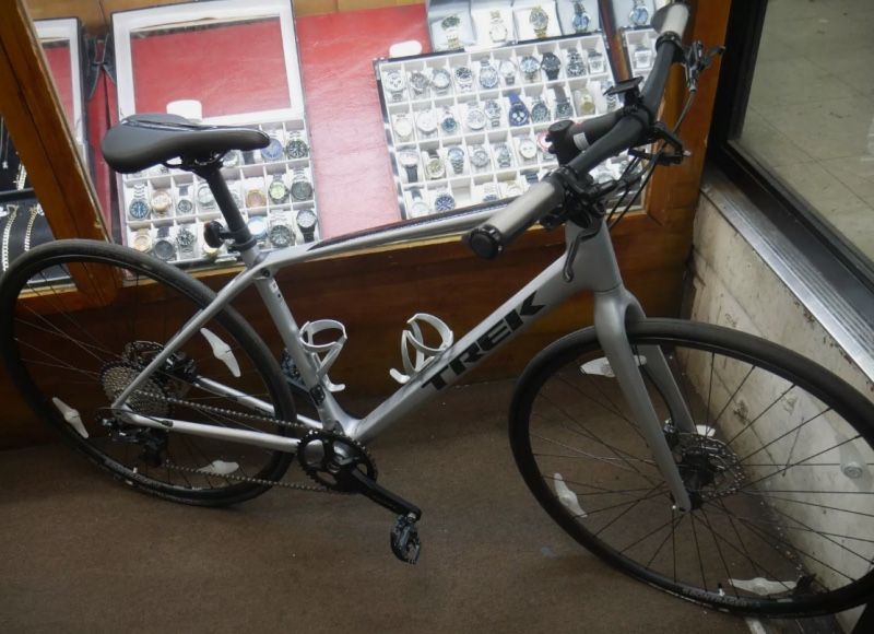 TREK FX 4 400 OCLV CARBON MEDIUM HYBRID BIKE SILVER, SHIMANO SHIFTER DISK BRAKES SYSTEM, SHIMANO BLMT201 , REAR SHIMANO GRX  DERAULLER ; FRONT SHIMANO