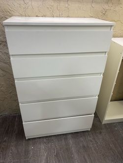 White 5 Drawer Dresser - LOCAL DELIVERY AVAILABLE FOR AN ADDITIONAL FEE - SEE MY OTHER ITEMS 😎