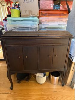 1920’s Victrola record player vintage