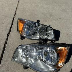 New Dodge Caravan Chrysler Town & Country Headlights 