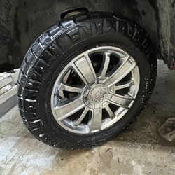 20s stocks chevy high country rims 90% 33 nitto tires 