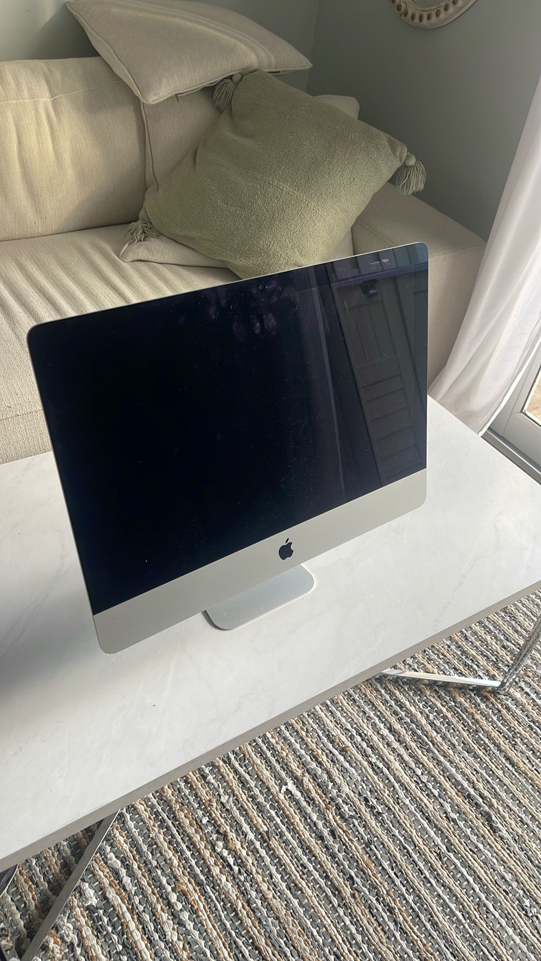 Apple Desktop Computer With Keyboard