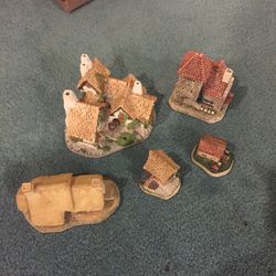 5) David Winter porcelain cottages