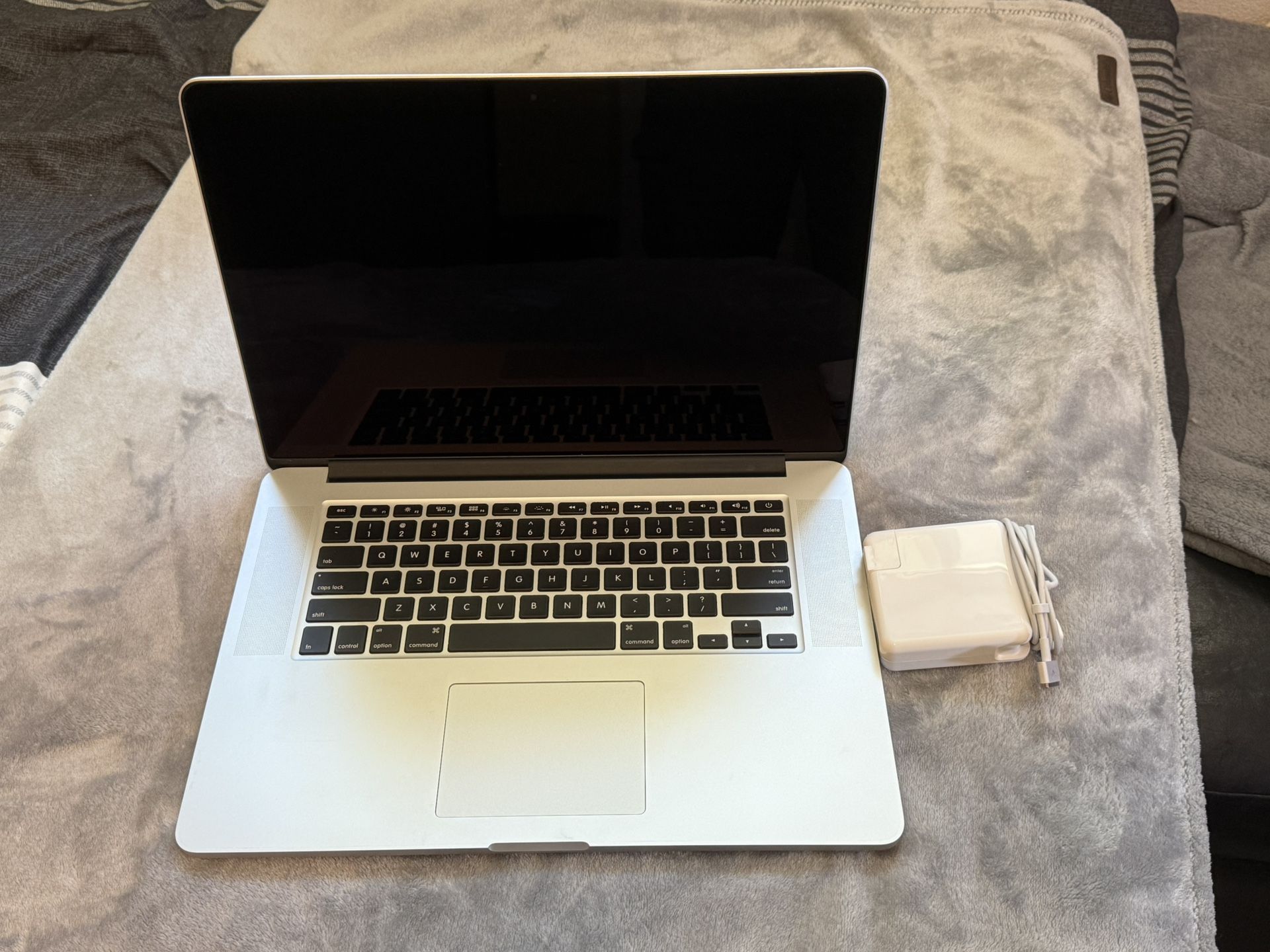 2015 Apple MacBook Pro 15" A1398 16GB 500GB AMD R9 M370X GPU