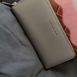 Michael Kors light gray wallet in excellent condition