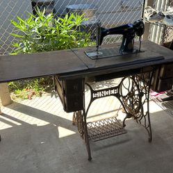 Antique Singer Sewing Machine w/ Table