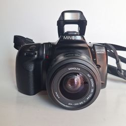 Minolta Maxxum 400si w/35-70mm Lens (35mm Film Camera)