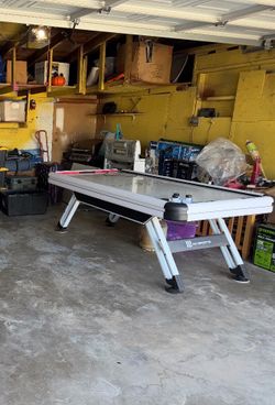 Air hockey table