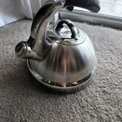 whistling tea pot/kettle