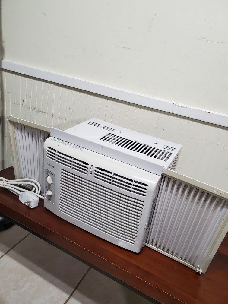 AC Unit  (FRIGIDAIRE Top Brand) in Great Working Condition 