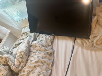 Samsung Bedroom Size TV – Great Condition, Perfect for Small Spaces