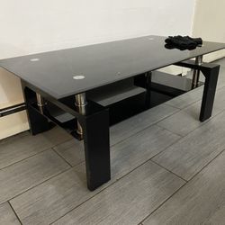 Gewnee Rectangle Black Glass Coffee Table