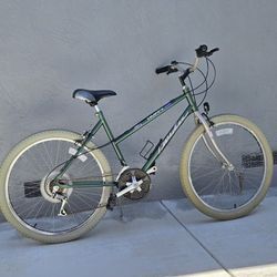 Huffy Cherokee 18 Speed Mountain Bike 26 inch