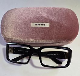 Vintage Y2K Miu Miu SMU04H designer sunglasses with original Miu Miu case. 🖤