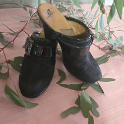 SIZE  8 , GREAT CONDITION  .