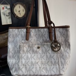 Micheal Kors Signature Purse 