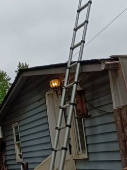 Retractable ladder