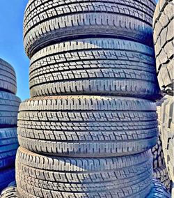 215/65/17 Vendo Set de Tires con 80% de vid slas 4