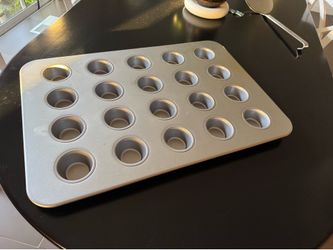 Professional-grade muffin pan