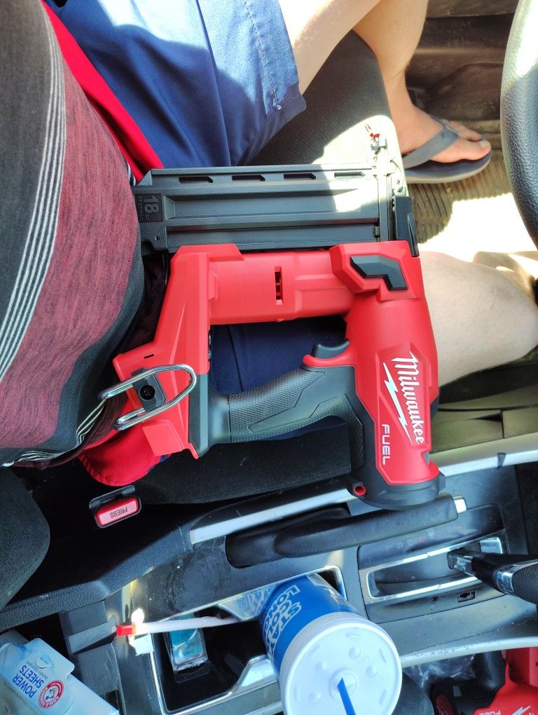 M18 18 Gauge Brad Nailer Milwaukee