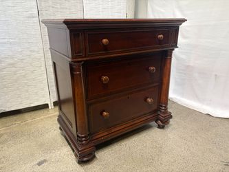 THOMASVILLE Fredericksburg Nightstand in Rich Mahogany