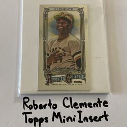 Roberto Clemente Pittsburgh Pirates Hall of Fame Outfielder Topps Short Print Mini Insert Card.