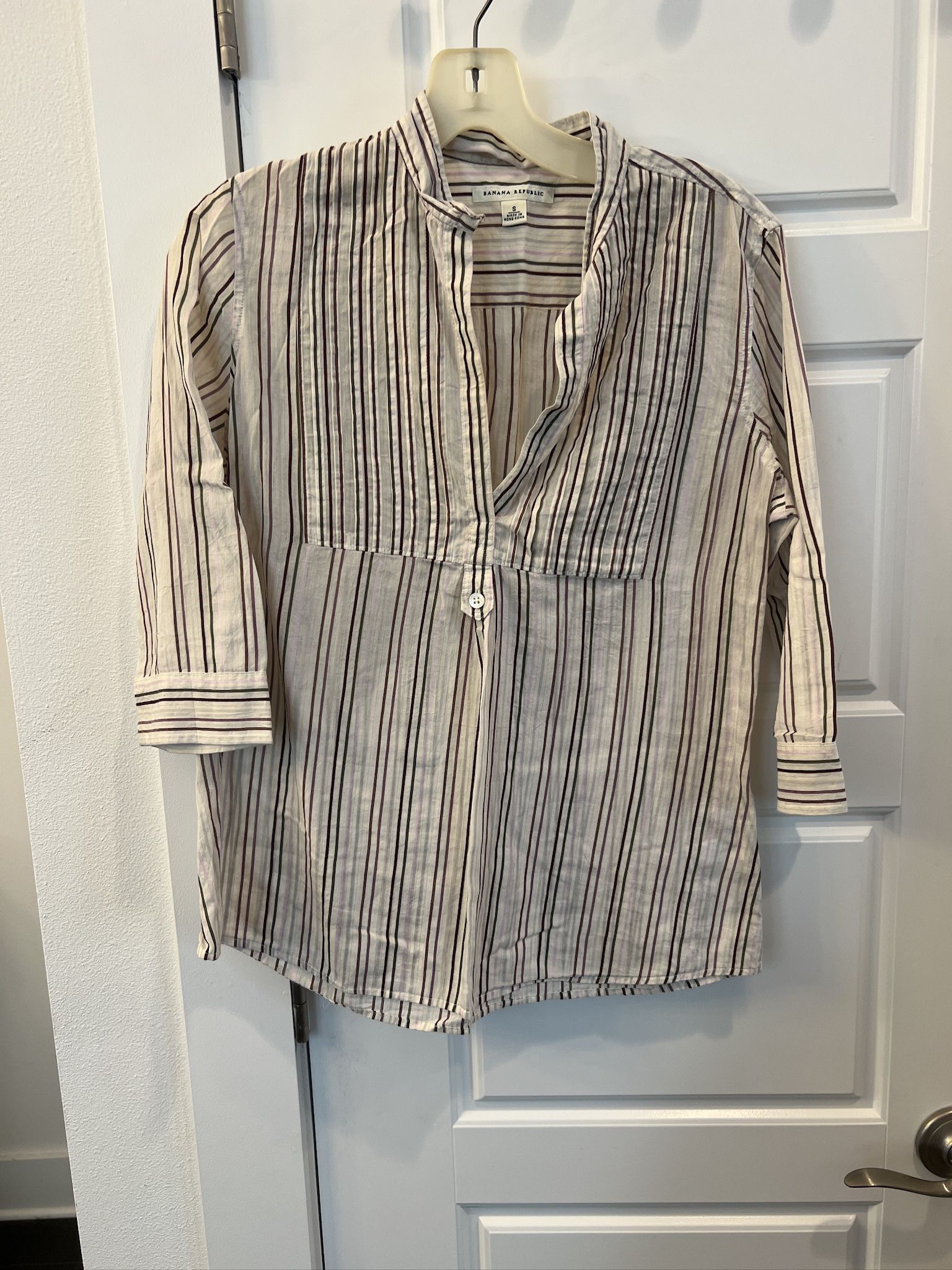 Banana Republic white and black striped button-up shirt women’s size small