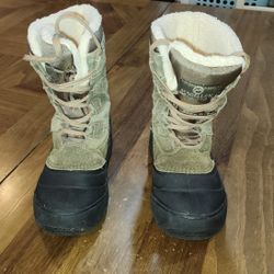 Magellan Outdoors Tan Boots Sz 2 D Thinsulate 200-gram Faux Fur Snow 