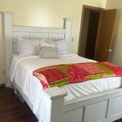 Queen Poster Bed (white) 