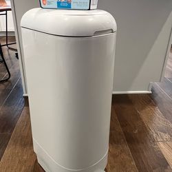 Diaper Genie + 1400 Sleeves!