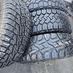 4 used tires Lt285 70r17 
all 4 diferent brand but looks like 95% tread on $ 250.00 all 4