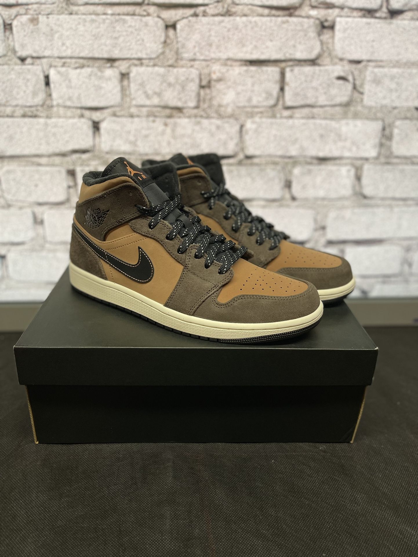 Nike Air Jordan 1 Mid Chocolate Size 10.5m / 12w  & Accessories