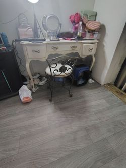 Vintage vanity With Cabriole Legs