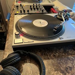 DJ