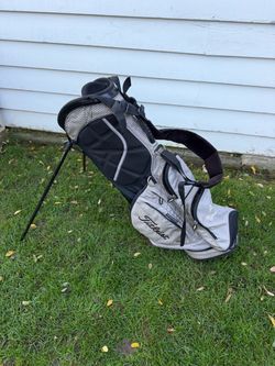 Titleist stand golf bag - it has some embroidery name on it shoulder strap is torn but overall good condition