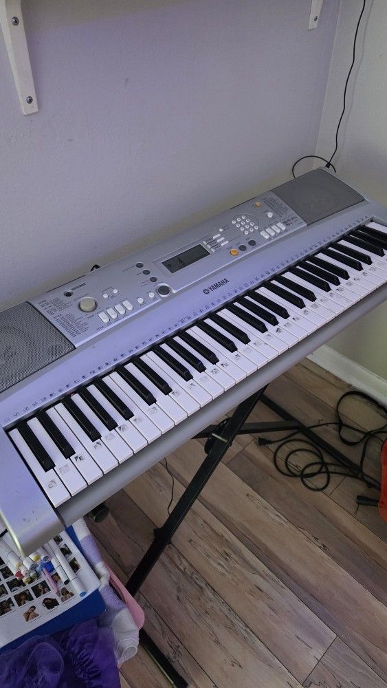 Yamaha YPT100. Working ,Power Cord ,Stand